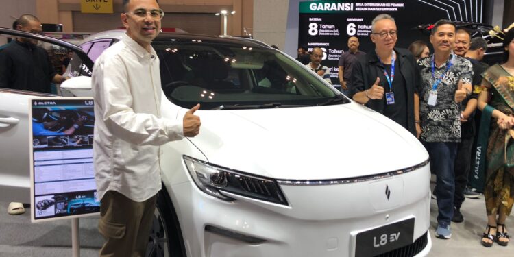 Raffi Ahmad Pesan Mobil Listrik Aletra L8 EV Warna Silk White di GJAW 2024
