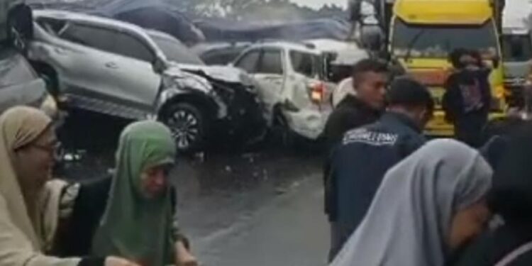 Mengerikan! Kecelakaan Beruntun di Tol Cipularang KM 92, Kendaraan Bertumpuk
