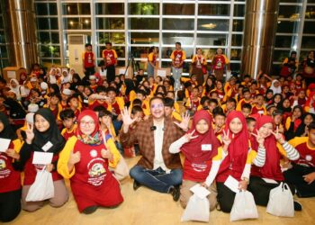 Denny JA Mengajak 200 Anak-Anak Yatim Menonton Teater