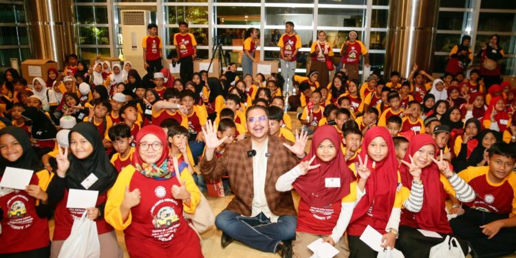 Denny JA Mengajak 200 Anak-Anak Yatim Menonton Teater