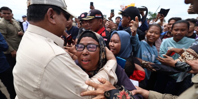Prabowo Tinjau Tambak Ikan Nila Salin di Karawang, Dorong Penyediaan Makanan Bergizi Gratis