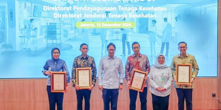 Menkes Serahkan STR Seumur Hidup untuk 7 Dokter Spesialis