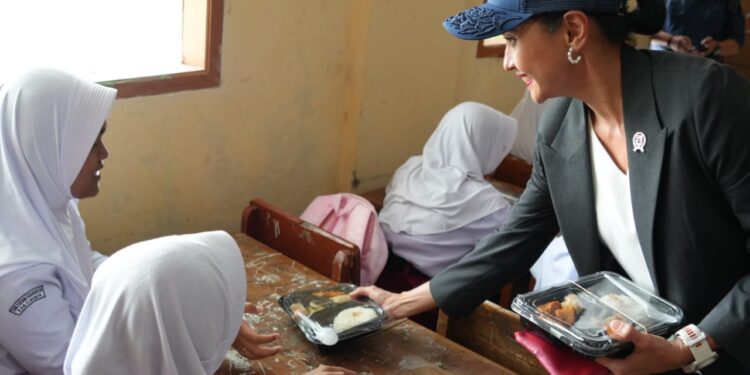 Wakil Menteri P2MI Christina Aryani, Simulasikan Makan Gizi Gratis ke Siswa Anak Pekerja Migran