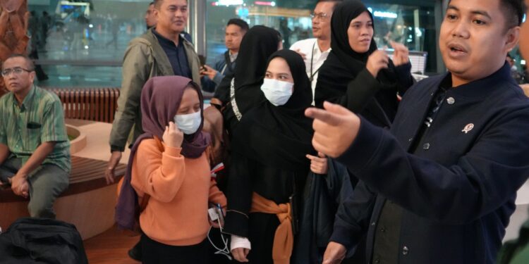 211 PMI Dipulangkan dari Arab Saudi, Wamen P2MI: “Kita Hadir untuk Mereka