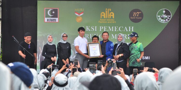 2000 Perempuan Berhijab Batik Trusmi Pecahkan Rekor MURI