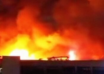 Dramatis! Glodok Plaza Terbakar Hebat, 9 Orang Terjebak di Lantai Atas