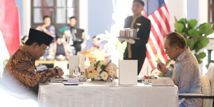 *Vibes Seru! Momen Hangat Prabowo & Anwar Ibrahim di Rumah Tangsi, Malaysia