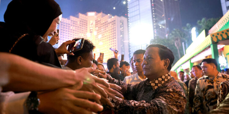 Pak Prabowo! Pak Prabowo!”* seru warga di kawasan Bundaran HI