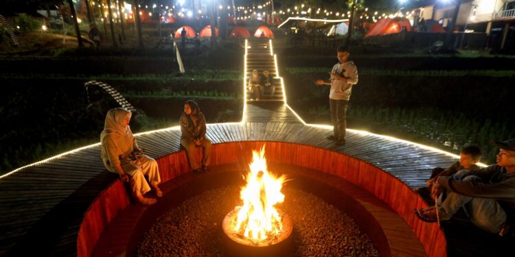 Pesta Kembang Api dan Kebahagiaan Menyambut Tahun 2025 di Wisata Alam Bogor