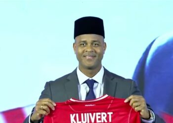 Pakai Peci Hitam, Patrick Kluivert Resmi Jadi Pelatih Timnas Indonesia