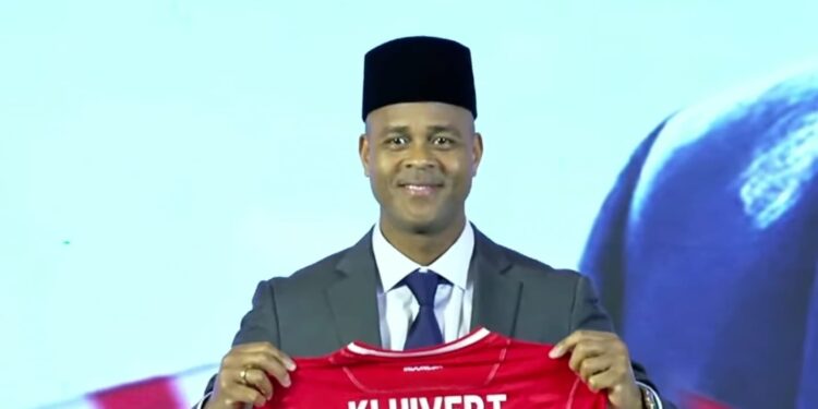 Pakai Peci Hitam, Patrick Kluivert Resmi Jadi Pelatih Timnas Indonesia