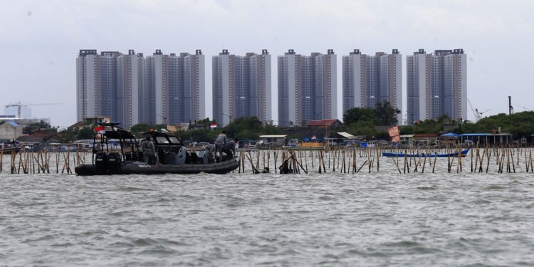 Ribuan Personel Gabungan Bersama Nelayan Bongkar Pagar Laut di Tangerang