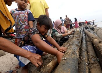 Aktivitas Nelayan di Tanjung Pasir Saat Pembongkaran Pagar Laut