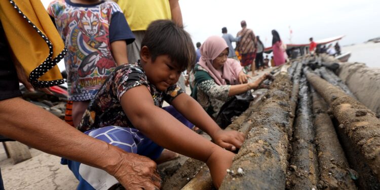 Aktivitas Nelayan di Tanjung Pasir Saat Pembongkaran Pagar Laut