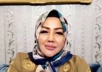 Kades Gunung Menyan, Wiwin Komalasari, Viral Karena Komentar “Jomet” Nasi Boks! ๐ฑ๐ฑ