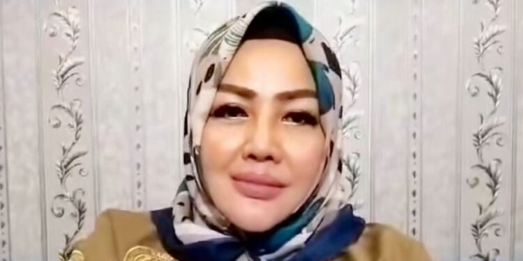 Kades Gunung Menyan, Wiwin Komalasari, Viral Karena Komentar “Jomet” Nasi Boks! 😱🍱