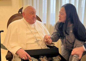 Puan Maharani dan Megawati Diterima Paus Fransiskus di Vatikan, Beri Cenderamata Baju Wayang Batik