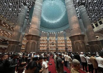 Jemaah Serbu Salat Tarawih Perdana Ramadan 1446 H