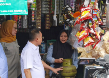 Wakil Ketua DPR RI Sufmi Dasco Ahmad Sidak Pangkalan LPG 3 Kg di Jakarta Barat