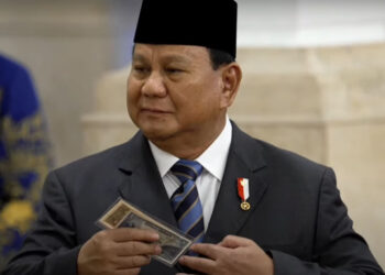 Presiden Prabowo Dapat Hadiah Uang Kuno Bertanda Tangan Ayahnya, Reaksi Tak Terduga 🏛️💰
