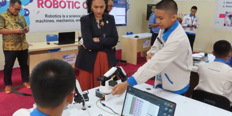 Kunjungi SMK Mitra Industri MM 2100, Wamen Christina: Bahasa Asing Itu Wajib