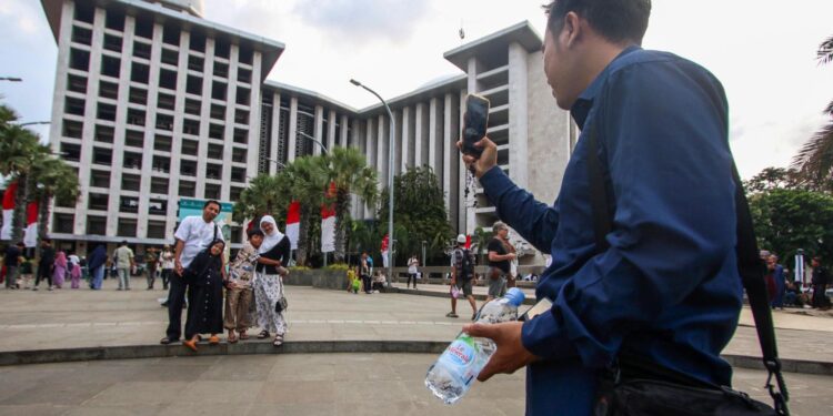 Meriah! Masjid Istiqlal Sajikan 8.000 Makanan & Ribuan Botol Le Minerale untuk Buka Puasa