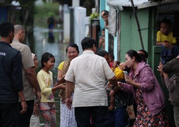 Kata Warga Bekasi Saat Didatangi Prabowo di Tengah Banjir: Bahagia, Sangat Terharu