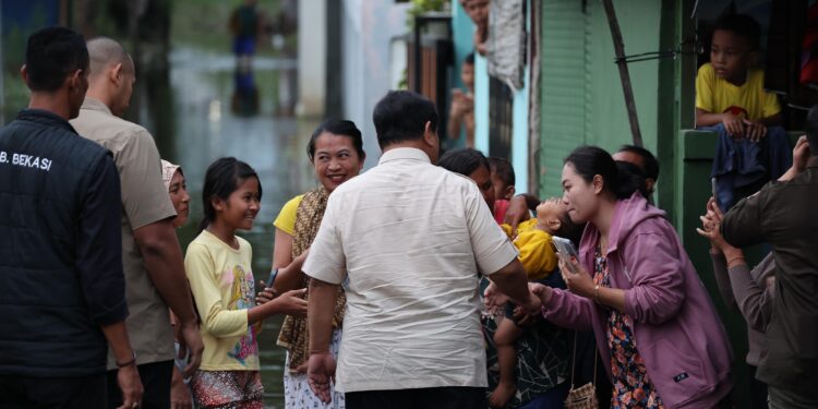 Kata Warga Bekasi Saat Didatangi Prabowo di Tengah Banjir: Bahagia, Sangat Terharu