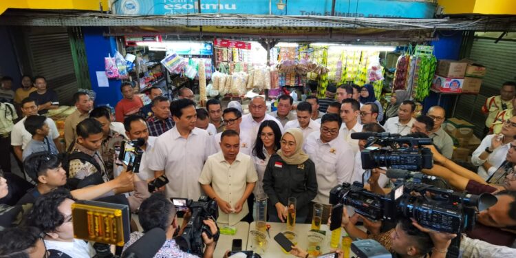 DPR Temukan Minyak Goreng Tak Sesuai Takaran di Pasar Kramat Jati