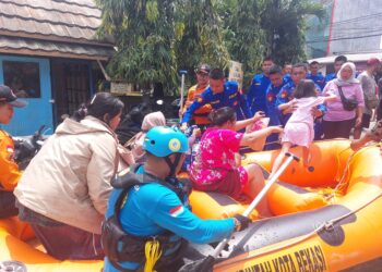 Blue Helmet Turun Langsung di Bekasi, Bantu Korban Banjir dengan Evakuasi dan Bersihkan Rumah