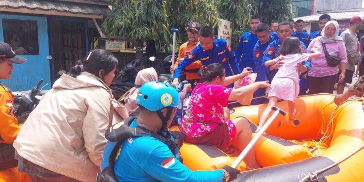 Blue Helmet Turun Langsung di Bekasi, Bantu Korban Banjir dengan Evakuasi dan Bersihkan Rumah