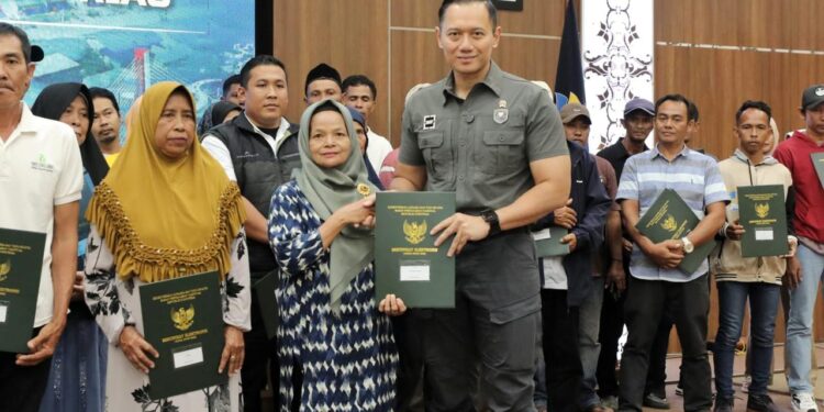 Menko AHY Serahkan Sertipikat Tanah untuk Warga Rempang: Langkah Nyata Pemerintah untuk Ekonomi Lokal