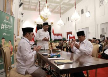Prabowo Serahkan Zakat Fitrah di Istana Negara
