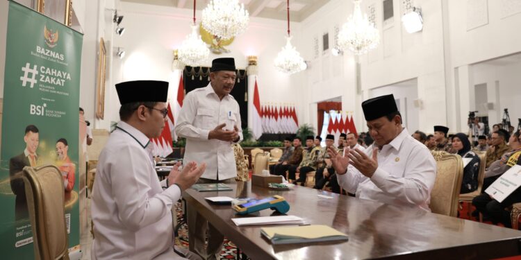 Prabowo Serahkan Zakat Fitrah di Istana Negara