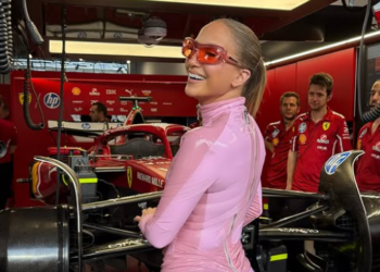 Pakai Catsuit Barbie, J.Lo Bikin Grand Prix Arab Saudi Lebih Panas dari Asalnya