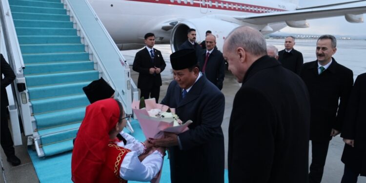 Prabowo Tiba di Ankara, Disambut Hangat oleh Presiden Erdogan dengan Karpet Biru Langit