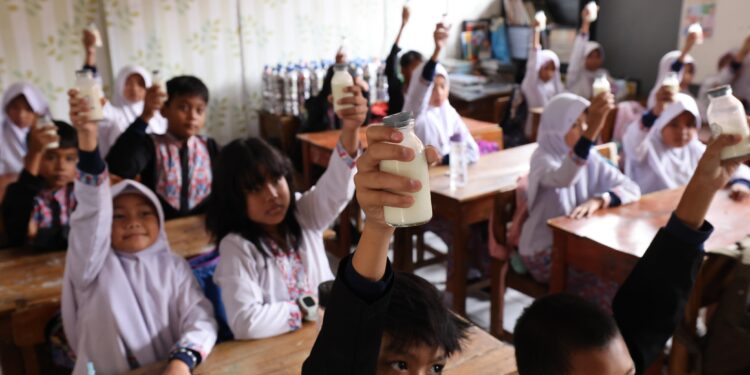 Kisah Makan Bergizi Gratis: Program Ajaib yang Ubah Nasib Pekerja Lokal di Cimahi