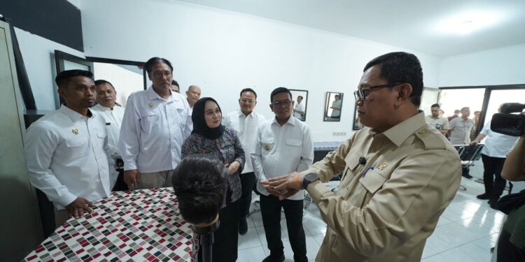 Dapat Pertanyaan Mengejutkan, Menteri Karding Bongkar Rahasia Kerja ke Luar Negeri di Hadapan Siswa Balai Poliran