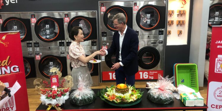 Di Tengah Lesunya Ekonomi, Jakarta Coin Laundry Justru Buka Outlet Laundri Koin Terbesar di Indonesia