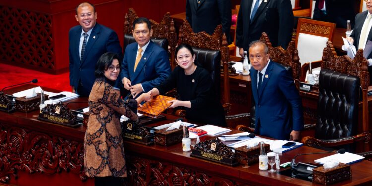 Puan Pimpin Rapat Paripurna DPR Soal Kebijakan Fiskal RAPBN 2026