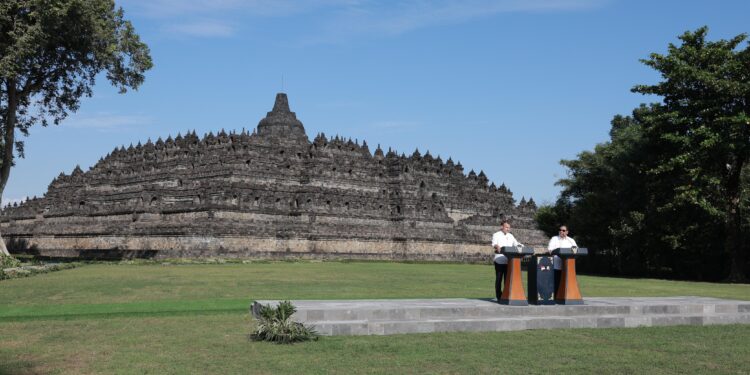 Macron Bersama Prabowo di Borobudur, Ungkap Kagum dan Hormat untuk Indonesia