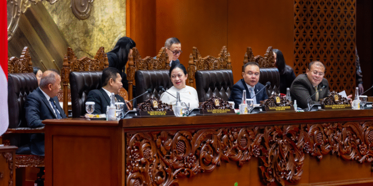 Tutup Masa Sidang DPR, Puan Soroti Lonjakan PHK dan Dampak Tarif Trump