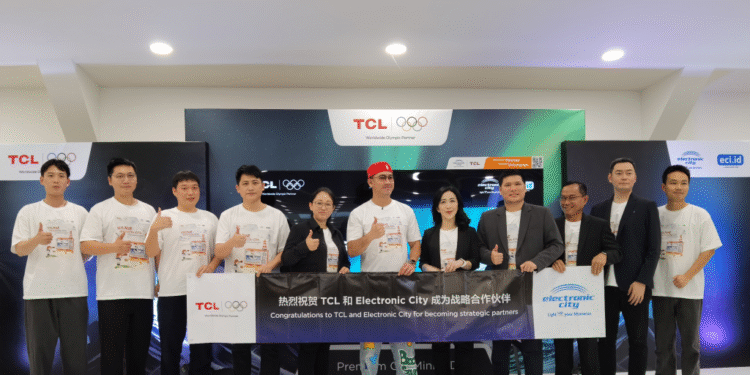 TCL Hadirkan Pengalaman Sinematik di Rumah Lewat TV 98 Inci & 85 Inci Eksklusif di Electronic City