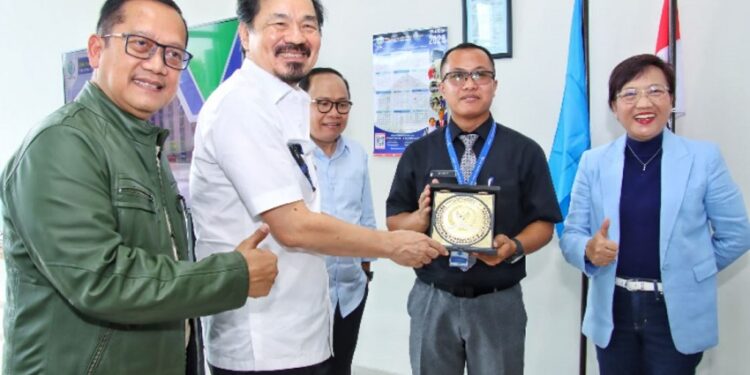 Turun Dapil, Rusdi Kirana Bagikan 40 Paket Umrah dan Beasiswa Kuliah di Politeknik Kirana