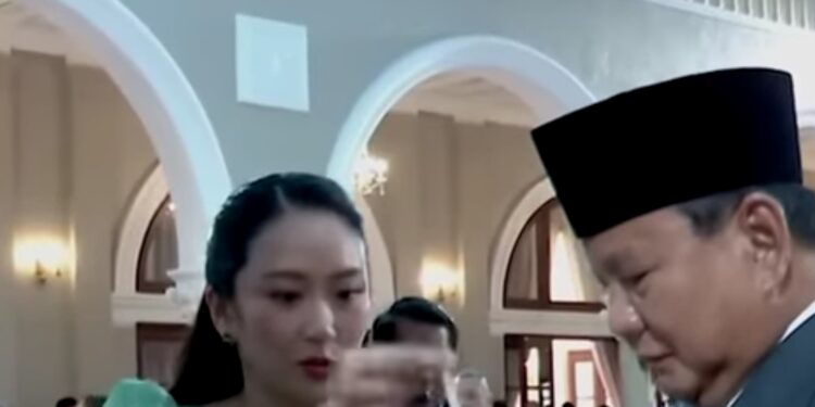 Baper Alert! PM Cantik Thailand Paetongtarn ‘Nyelonong’ Pegang Sedotan Prabowo, Netizen Auto Heboh