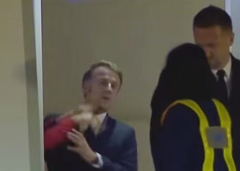 Ups! Presiden Prancis Emmanuel Macron Ditoyor Istri Saat Turun Pesawat di Vietnam