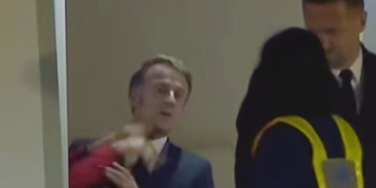 Ups! Presiden Prancis Emmanuel Macron Ditoyor Istri Saat Turun Pesawat di Vietnam