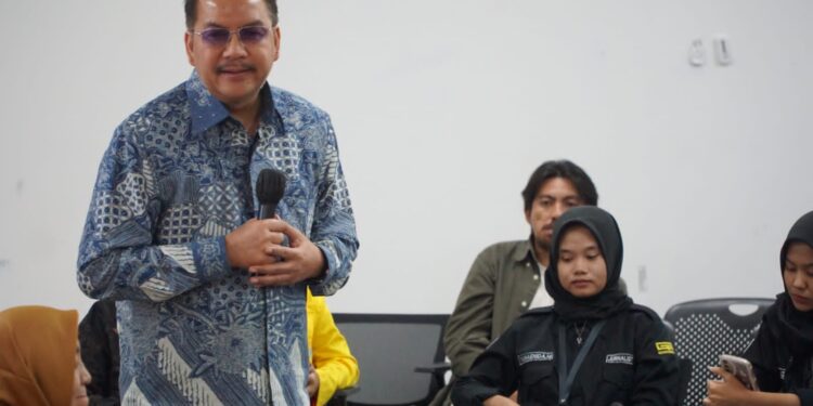 ChatGPT Nilai  Denny JA sebagai Tokoh Highly Gifted dengan IQ 145–155
