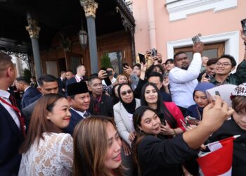 Prabowo Disambut Hangat Diaspora di Rusia, Foto Bareng hingga Diminta Belikan Mainan