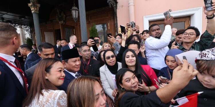 Prabowo Disambut Hangat Diaspora di Rusia, Foto Bareng hingga Diminta Belikan Mainan
